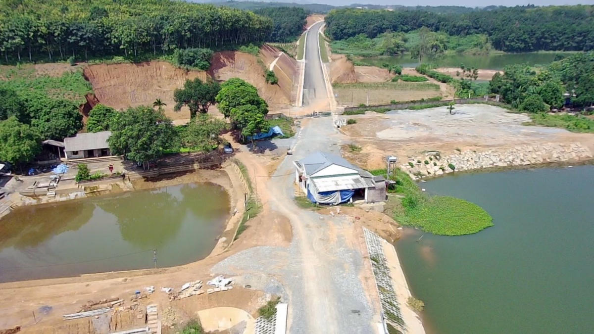 Tuy nhiên, tại khu Vạn Thắng (xã Đồng Lương) lại xuất hiện một ngôi nhà nằm giữa đường. Đây là ngôi nhà của gia đình ông Đỗ Hải Lý (56 tuổi). Ảnh: Ngô Hùng