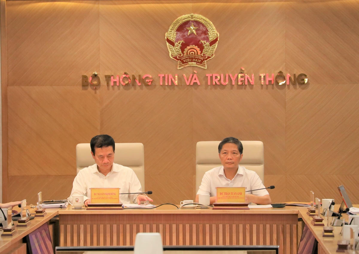 Ông Trần Tuấn Anh, Ủy viên Bộ Chính trị, Trưởng Ban Kinh tế Trung ương, Trưởng Ban Chỉ đạo và ông Nguyễn Mạnh Hùng, Ủy viên BCH TƯ Đảng, Bộ trưởng Bộ TTTT, chủ trì buổi làm việc.