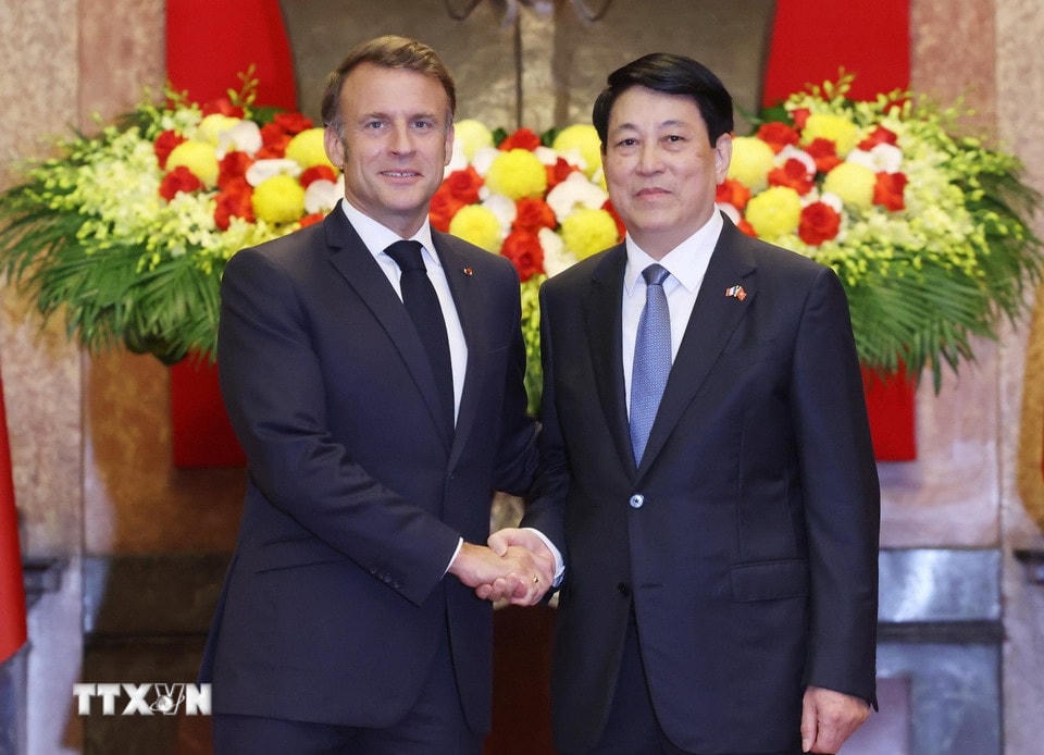 Chủ tịch nước Lương Cường và Tổng thống Pháp Emmanuel Macron chụp ảnh chung. (Ảnh: Lâm Khánh/TTXVN)
