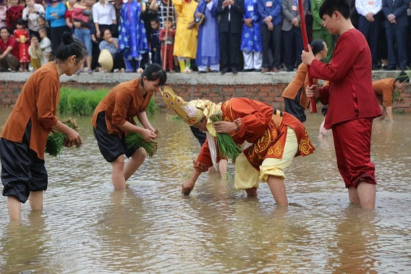 Tái hiện cảnh Vua Hùng dạy nhân dân cấy lúa. Ảnh Tuấn Trung