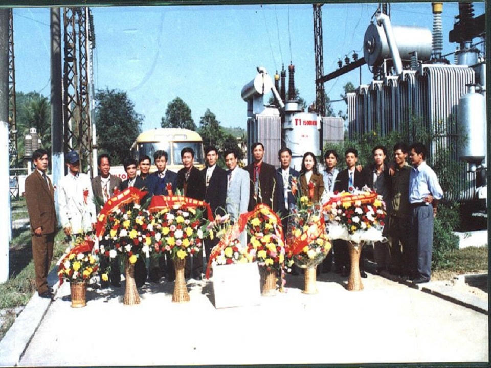 Tháng 10/2000, CBCNV trạm 110 kV Mông Dương vui vừng đón nhận phần thưởng cao quí Huân chương Lao động Hạng 3.