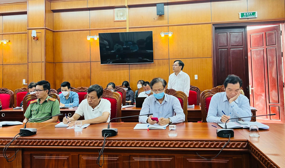 Phóng viên phát biểu tại hội nghị.