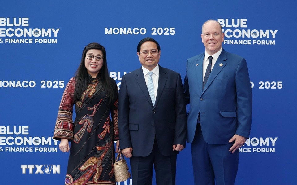 Hoàng thân Monaco Albert II đón Thủ tướng Phạm Minh Chính và phu nhân tham dự Hội nghị Đại dương của Liên hợp quốc lần thứ 3. (Ảnh: Dương Giang/TTXVN)