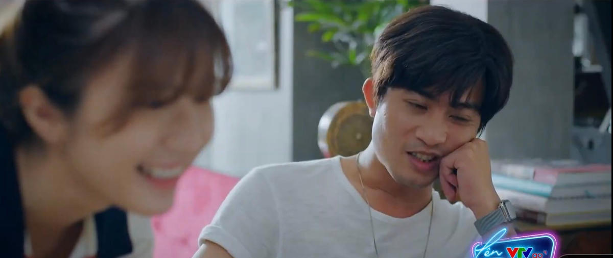 Vân Vân vui mừng vì đọc phản hồi tốt từ độc giả. Ảnh: CMH. 