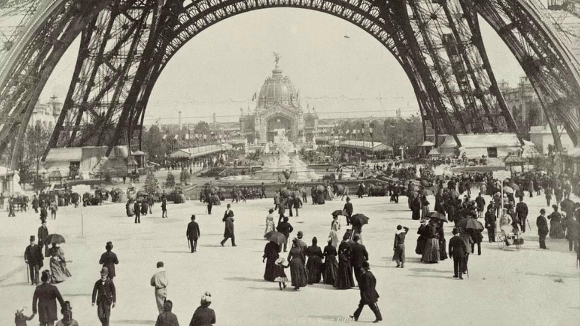 Lễ khánh thành tòa Tháp Eiffel đã chứng tỏ được sức hút và sự lộng lẫy. Ảnh: Grunge.