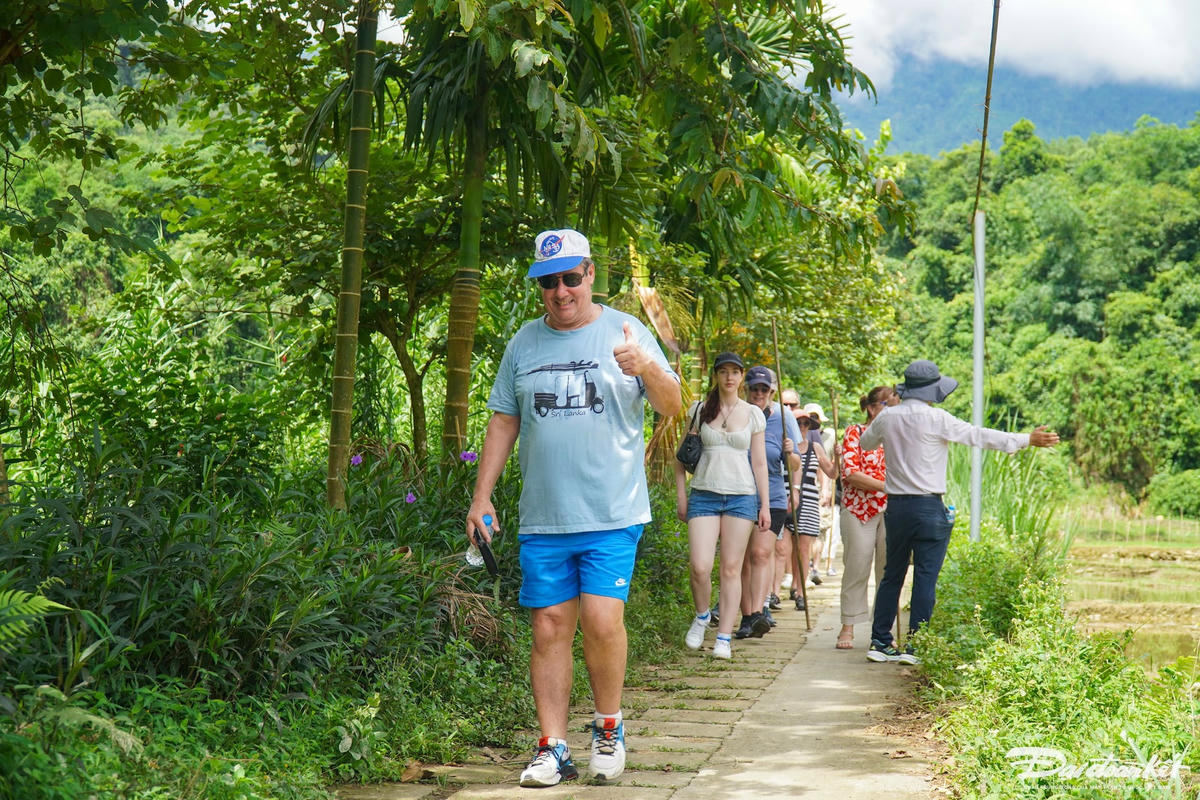 Trao đổi với PV Báo Đại Đoàn Kết, ông Hà Văn Thào - Trưởng bản Kho Mường (xã Pù Luông) cho biết: Bản hiện có 64 hộ dân với 336 nhân khẩu. 'Trước đây, cuộc sống người dân gắn chặt với nương rẫy, thu nhập bấp bênh. Từ năm 1998, khi có những vị khách quốc tế đầu tiên đặt chân đến, du lịch dần mở ra cánh cửa mới cho bản làng này', ông Thào tâm sự. Ảnh: Đình Minh