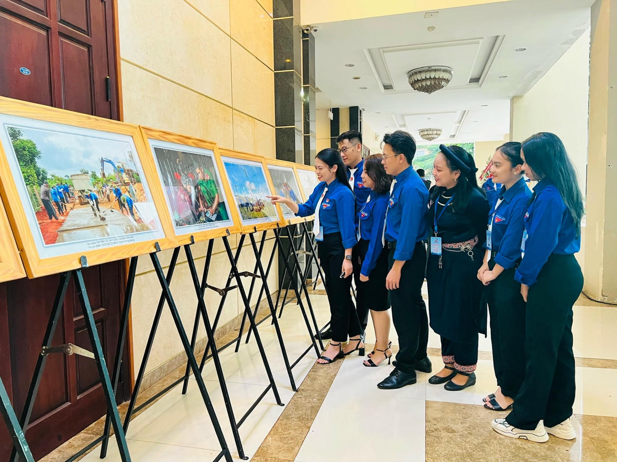 Các đại biểu về dự đại hội tham quan triển lãm tranh tại đại hội.