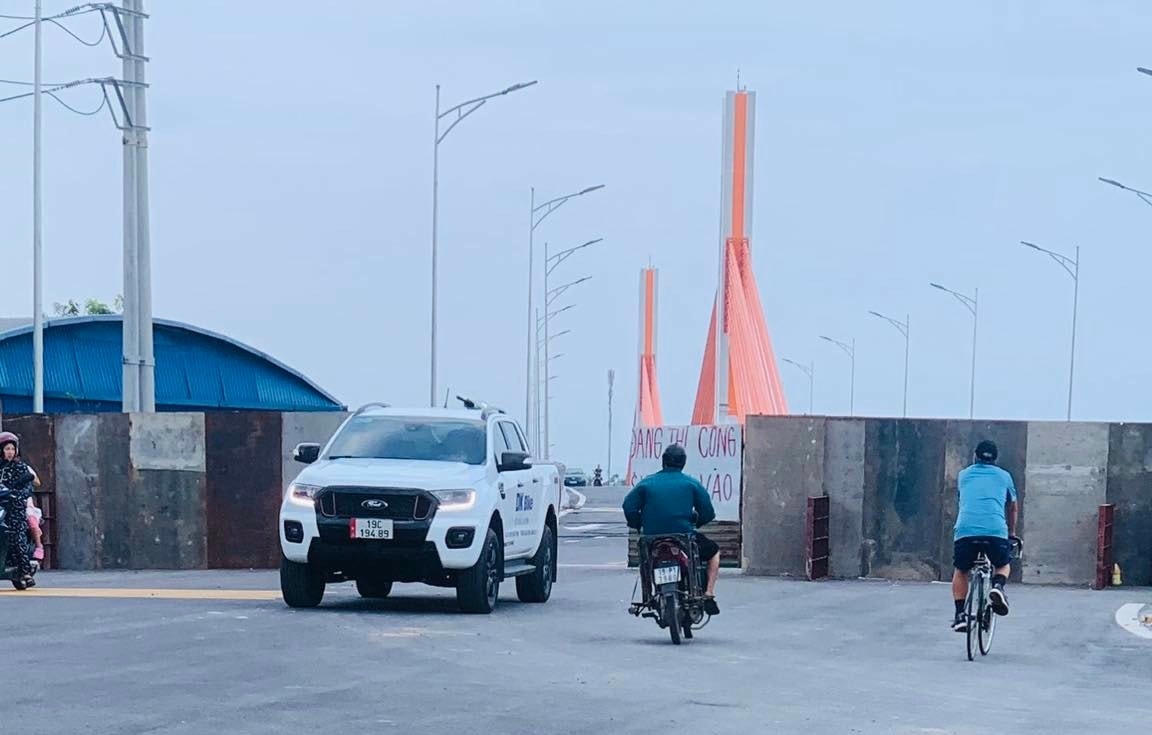 Thậm chí buổi chiều, không hiểu sao, ngoài người đi bộ, còn có cả ô tô, xe máy và xe đạp cũng có thể đi lên cầu.