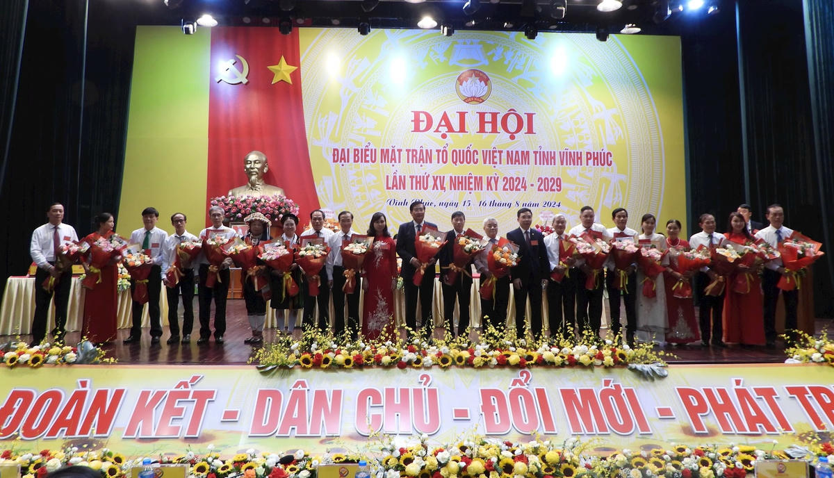 Tặng hoa các Ủy viên Ủy ban MTTQ Việt Nam tỉnh Vĩnh Phúc khóa XIV, nhiệm kỳ 2019-2024 thôi không tham gia Ủy ban MTTQ khóa mới.