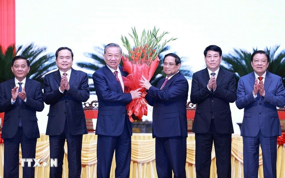 Ủy viên Bộ Chính trị, Thủ tướng Phạm Minh Chính thay mặt các đồng chí lãnh đạo chủ chốt, lãnh đạo cấp cao của Đảng, Nhà nước tặng hoa chúc mừng đồng chí Tô Lâm được bầu giữ chức Tổng Bí thư khóa XIII. (Ảnh: Dương Giang-TTXVN) ttxvn_dong_chi_to_lam_thu_chuc_mung_0408-2.jpg