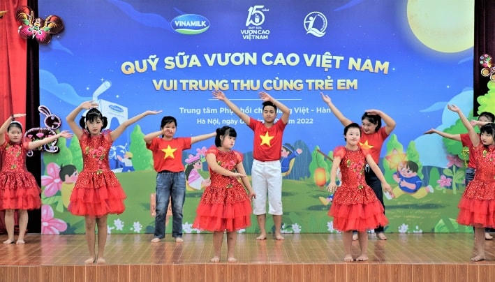 Với sự hướng dẫn tận tình của cô giáo, các em tại Trung tâm phục hồi chức năng Việt-Hàn đã có màn trình diễn văn nghệ rất tự tin.