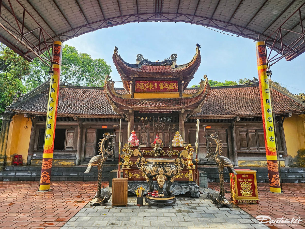 Khi chiến thắng trở về, Hưng Đạo Đại Vương cho mở kho lương, tổ chức khao quân ăn mừng chiến thắng. Sau khi ngài qua đời năm 1300, nhân dân Trần Thương thờ phụng ngài tại vịho lương cũ. Ảnh: Đình Minh