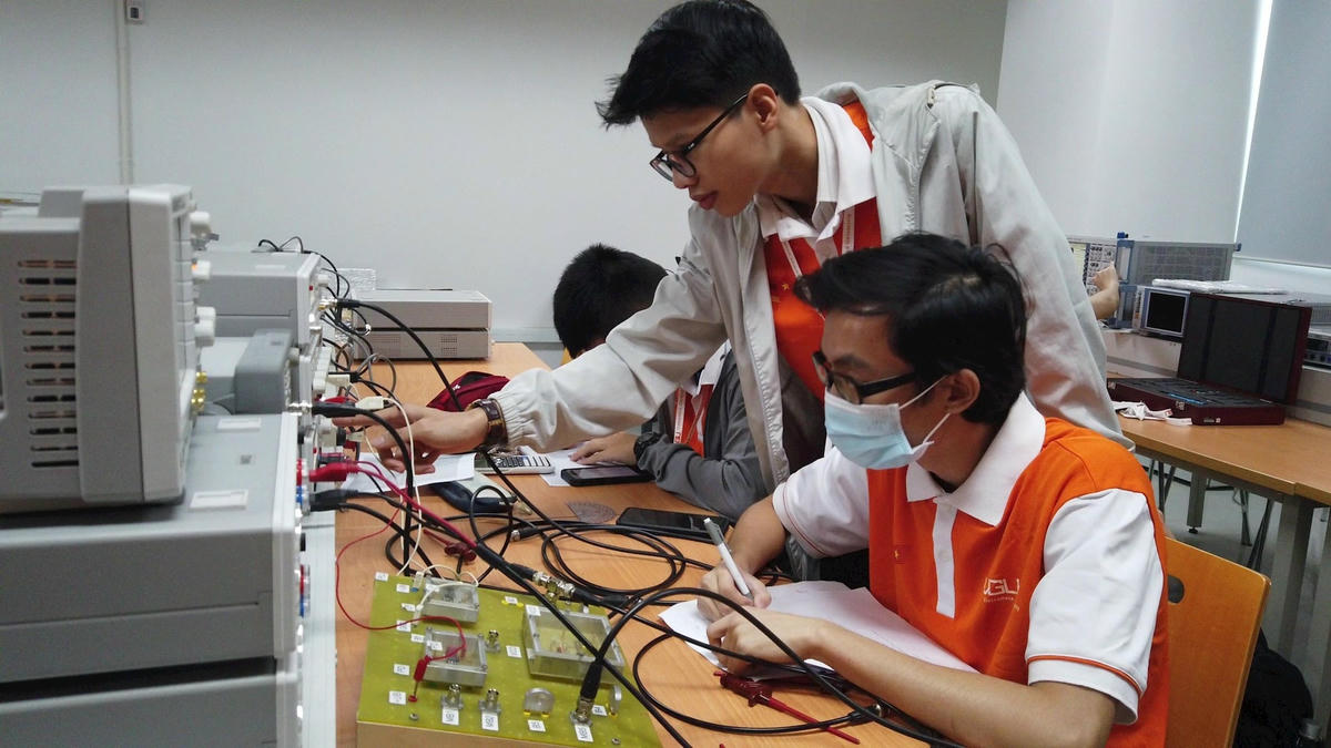 sinh-vien-truong-dai-hoc-viet-duc-thuc-hanh-thiet-ke-vi-mach-tai-phong-thi-nghiem.-2-.jpg