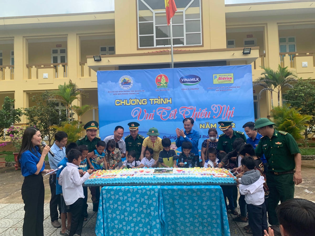 Một chiếc bánh kem khổng lồ rộng 2 m2 được vận chuyển qua quãng đường dài 100km để các em nhỏ nơi đây thưởng thức.