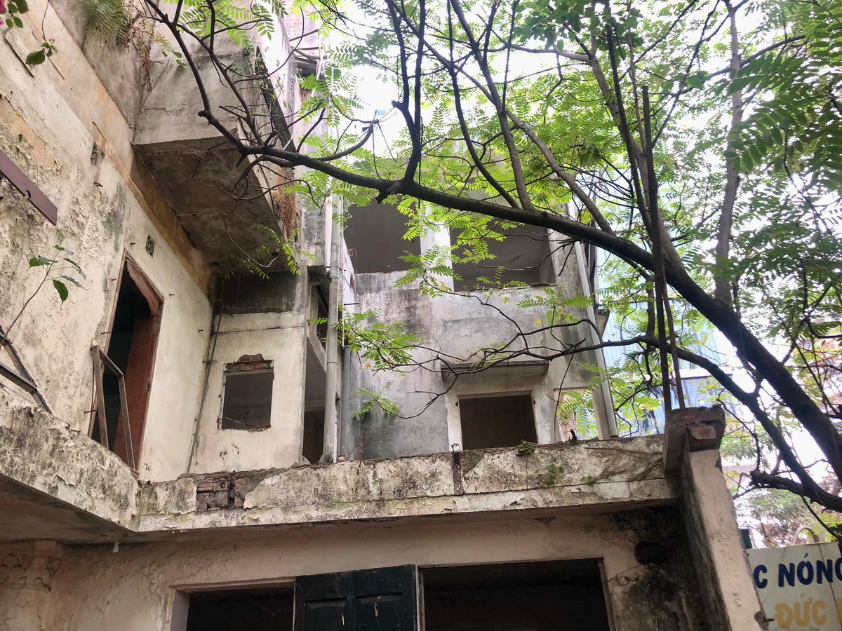 Cuối năm 2022, dự án cải tạo, xây dựng lại khu tập thể Viện tư liệu phim Việt Nam của Công ty TNHH Đầu tư & kinh doanh bất động sản Việt Úc được liệt vào danh sách các dự án chậm tiến độ, phải rà soát ở Hà Nội. Theo kế hoạch được duyệt quý III/2018 - II/2020, dự án đang thỏa thuận với các hộ dân còn lại, GPMB.