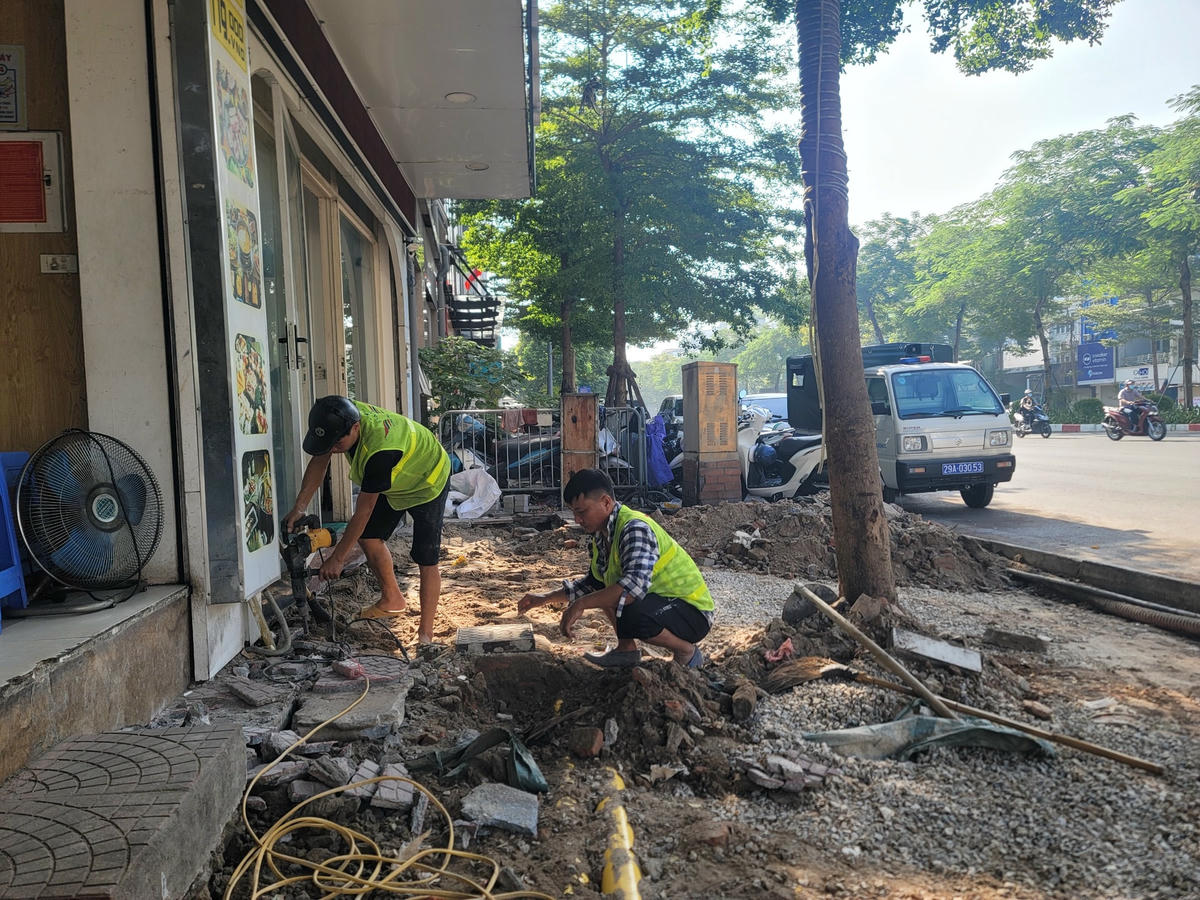 Theo tìm hiểu, đơn vị thi công vỉa hè phố Ô Chợ Dừa là công ty Cổ phần Đầu tư và Xây dựng Tản Đà.
