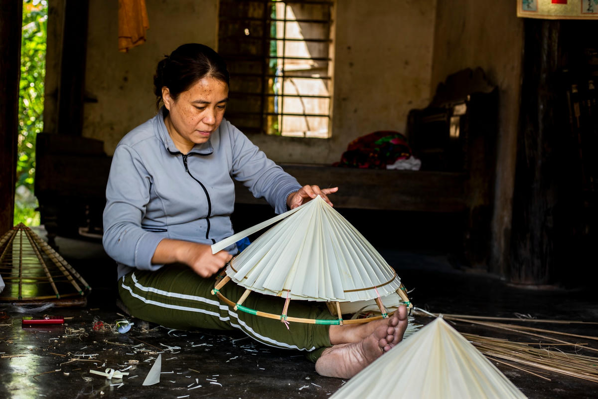 Công đoạn cuối cùng là nức vành và may móc quay nón. Người làm sẽ vót một đến hai cọng nan trúc có thân dẹp gọi là cây tiến, cặp vào vành nón số 16 để khi nức, vành nón được tròn và chắc chắn, nón sử dụng được lâu bền. Chỉ màu được buộc khéo léo vào hai bên vành nón để móc quay nón. Đến đây, một chiếc nón lá Hạ Thôn thành phẩm đã ra đời.