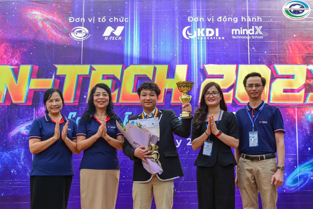 Em Vũ Minh Quang 10A5 giành Huy chương Vàng tại Triển lãm Phát minh và Sáng chế khoa học Châu Âu (Rumania 2023).