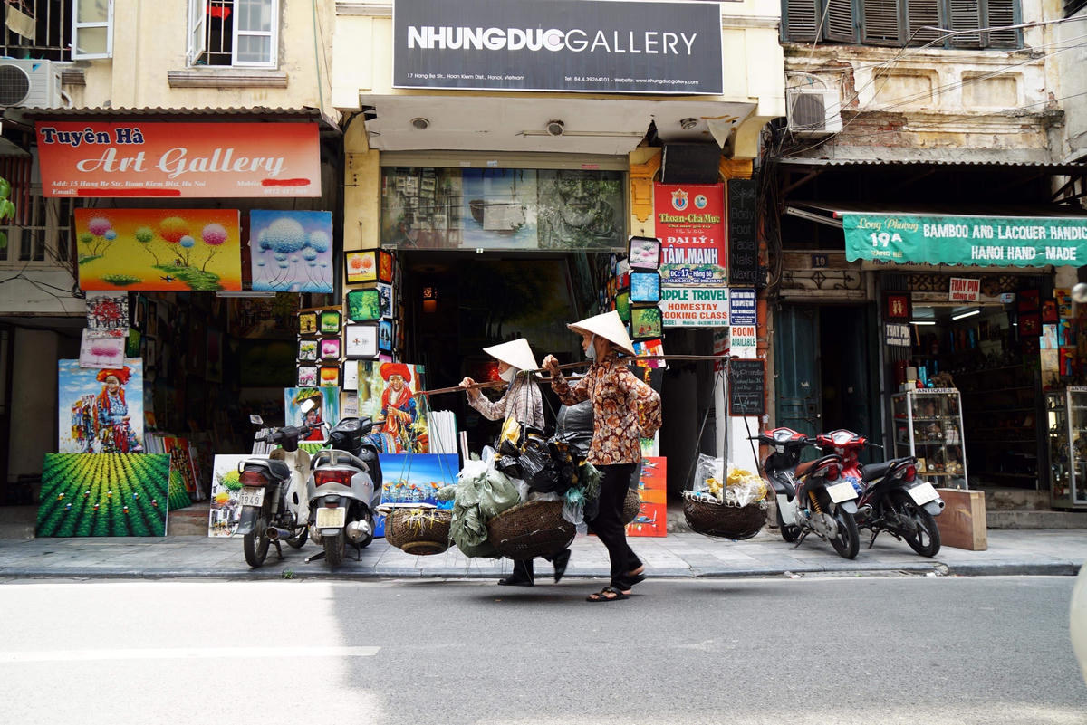 Không gian phố cổ Hà Nội đang có nhiều biến đổi bởi quá trình đô thị hóa. Ảnh: Quang Vinh.
