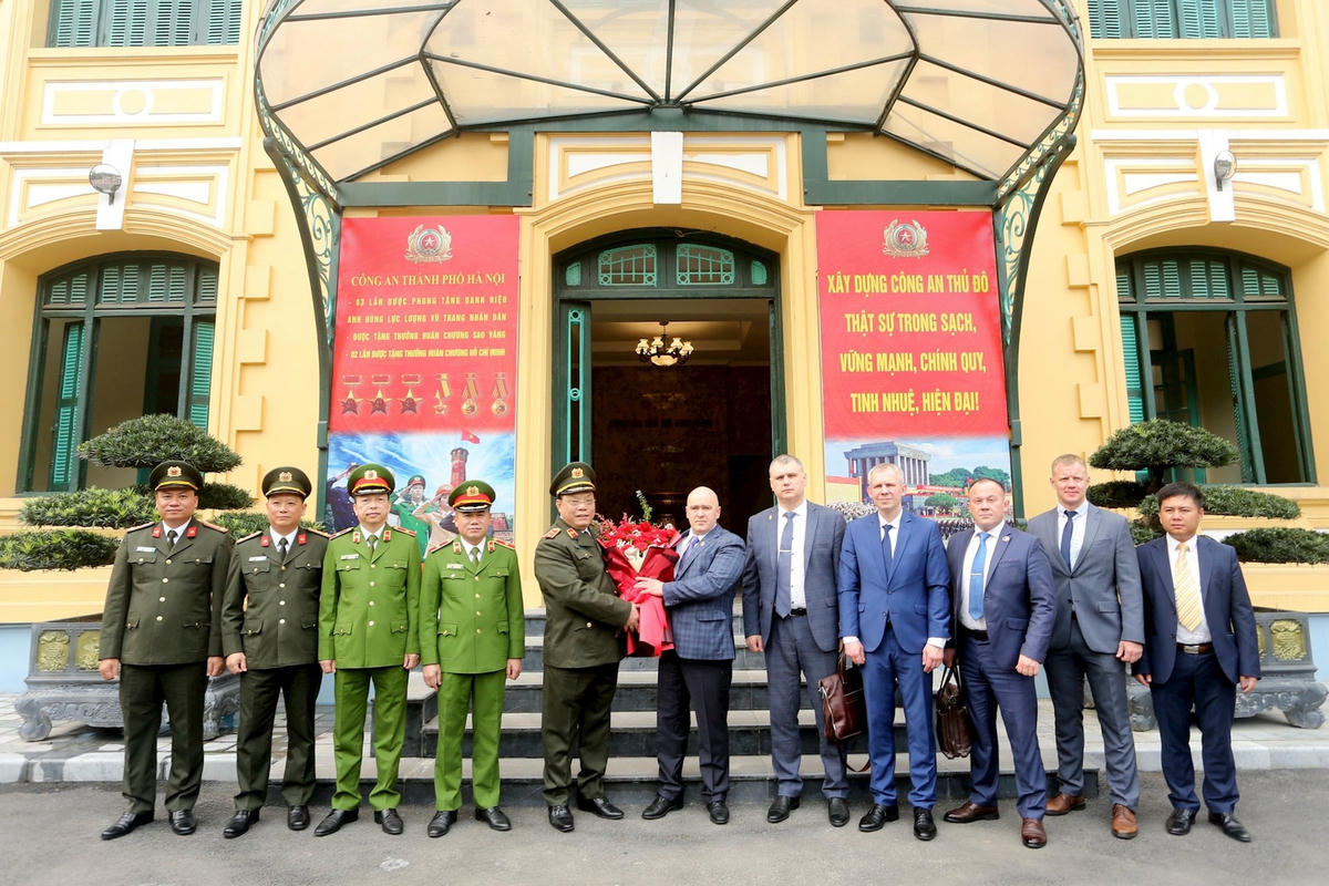 Lãnh đạo Công an TP Hà Nội tặng hoa đồng chí Thiếu tướng