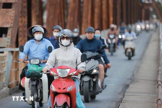 Phía Đông Bắc Bộ và Thủ đô Hà Nội trời rét. (Nguồn: TTXVN) ttxvn-0210-khong-khi-lanh-3-6247.jpeg