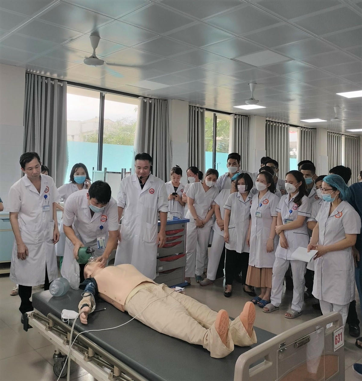 Bệnh viện Đa khoa khu vực Cẩm Phả tổ chức tập huấn nâng cao kỹ năng hồi sức tim phổi cho các bác sĩ, điều dưỡng.