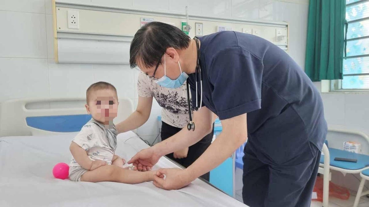 Trẻ mắc tay chân miệng cần được bác sĩ khám và hướng dẫn điều trị đúng cách. Ảnh: SKĐS.