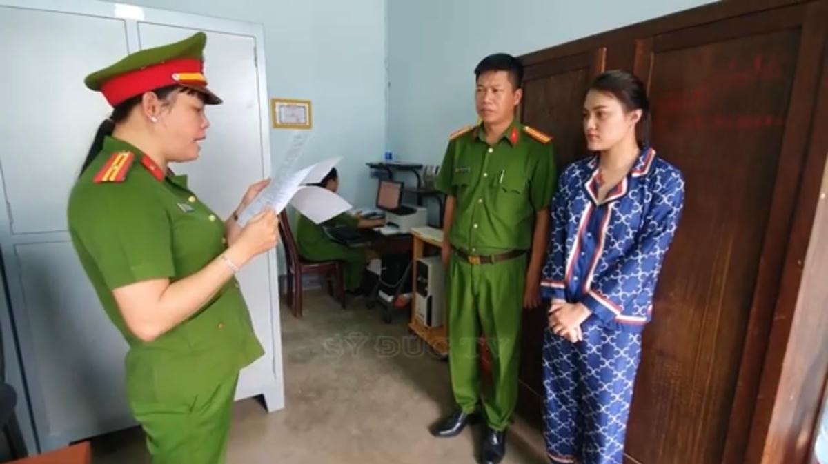 Cơ quan CSĐT đọc Lệnh bắt tạm giam thiếu nữ 17 tuổi về hành vi giết người.