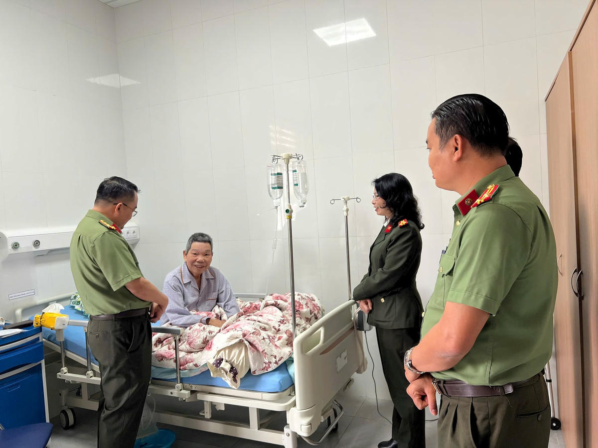 Đại tá Huỳnh Ngọc Liêm - PGĐ Công an tỉnh đến thăm Thiếu tướng Dương Hiển Đế Nguyên Giám đốc Công an tỉnh