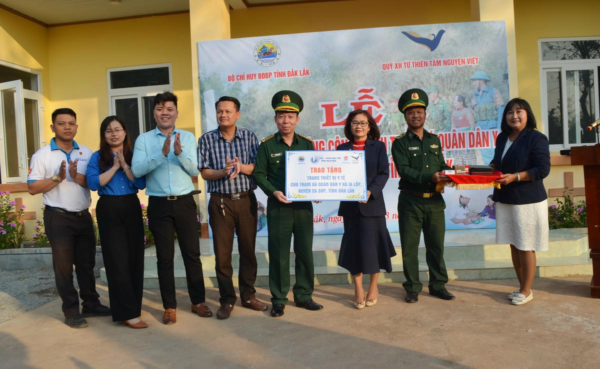 Đại diện các đơn vị trao tặng một số trang thiết bị cho trạm xá quân dân y xã Ia Lốp.