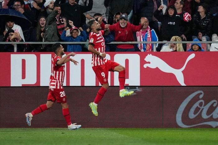 Một mình Valentin Castellanos khiến hàng thủ Real Madrid vỡ vụn (Ảnh: Reuters)