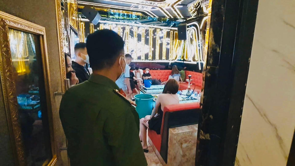 Lực lượng chức năng phát hiện các đối tượng đang sử dụng trái phép chất ma tuý.