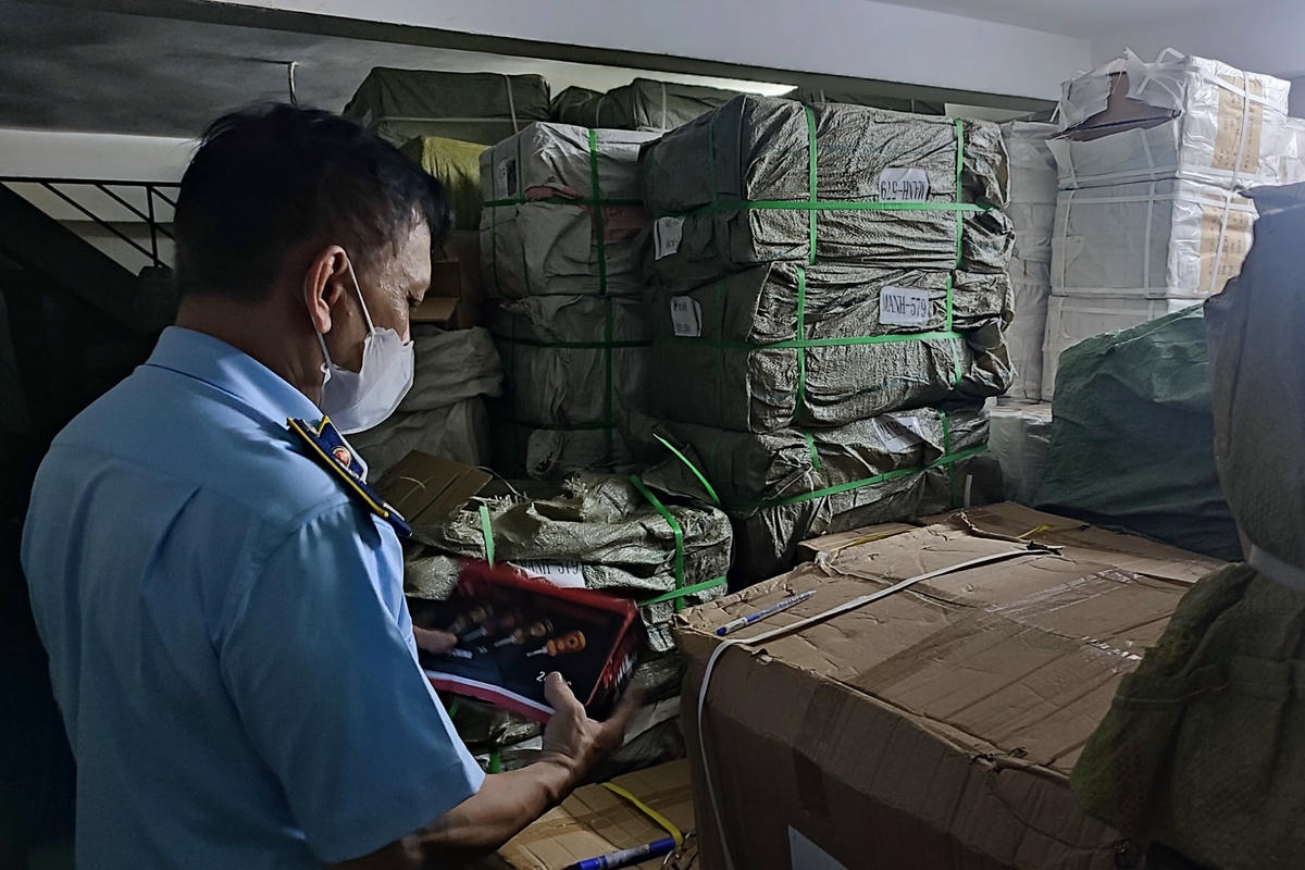 Lực lượng QLTT kiểm tra dụng cụ điện máy cầm tay và đồ ngũ kim các loại.