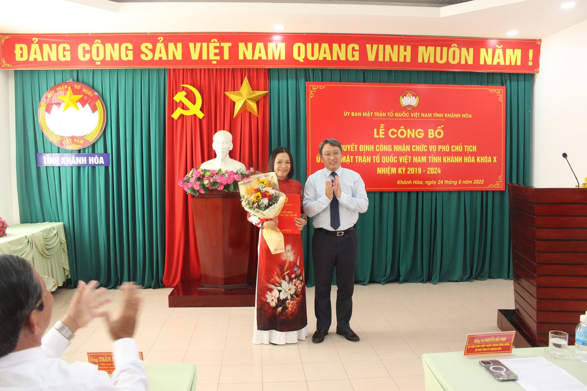 Bí thư Tỉnh ủy trao quyết định cho Phó chủ tịch MTTQ Việt Nam tỉnh Khánh Hòa