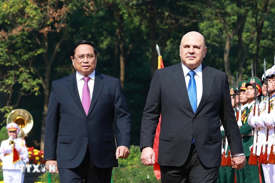 Thủ tướng Phạm Minh Chính và Thủ tướng Liên bang Nga Mikhail Vladimirovich Mishustin duyệt Đội danh dự Quân đội Nhân dân Việt Nam. (Ảnh: Dương Giang/TTXVN)