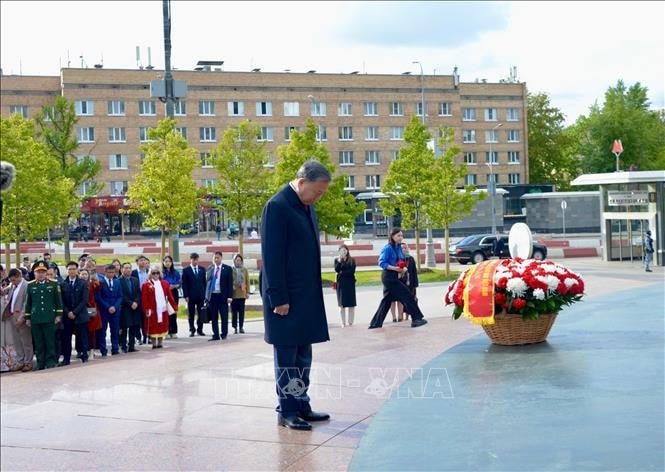 Tổng Bí thư Tô Lâm dâng hoa tưởng nhớ Chủ tịch Hồ Chí Minh và Tổng Bí thư Lê Duẩn tại Moskva ảnh 1