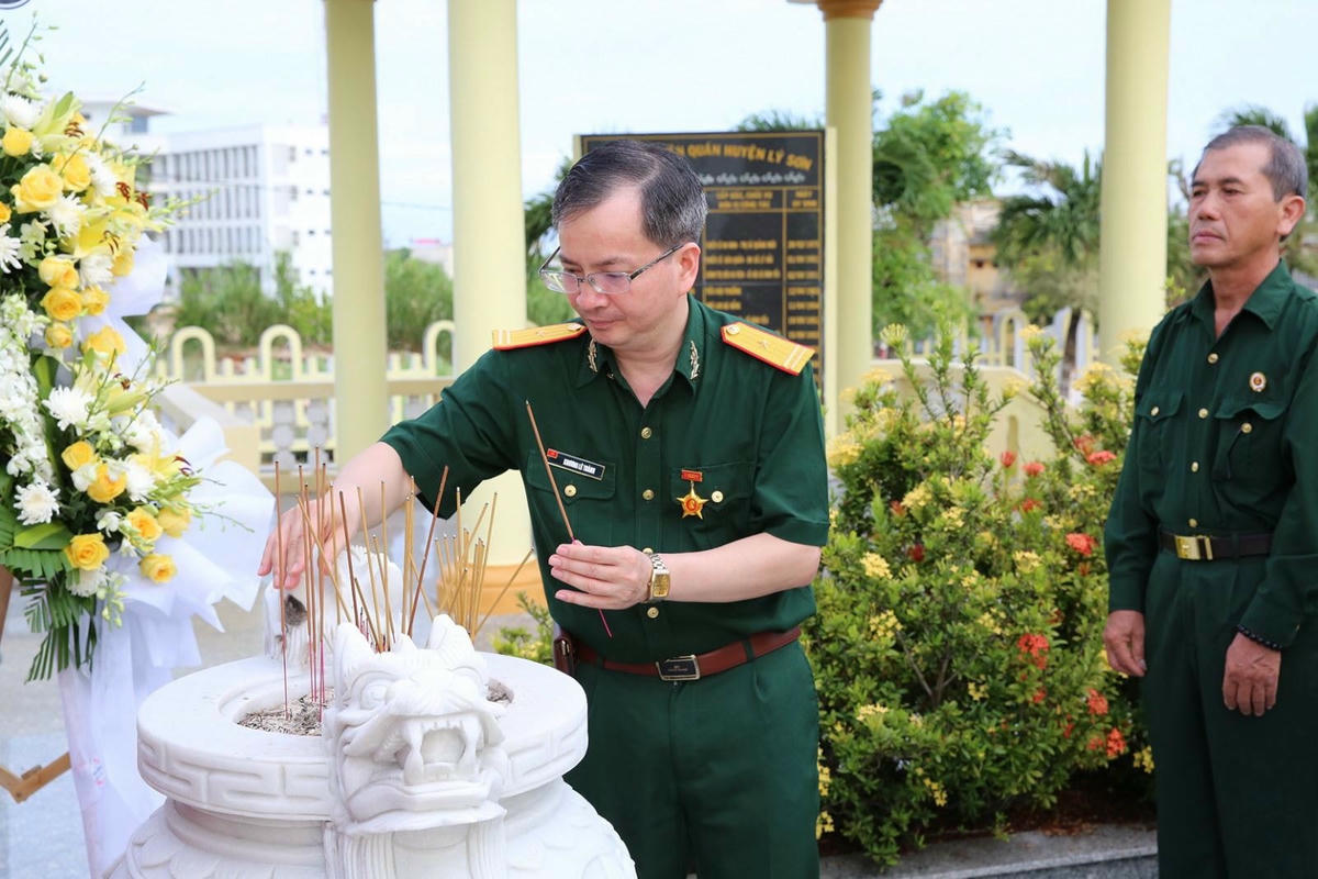 Ông Khương Lê Thành - Phó Bí thư thường trực Đảng uỷ, Thành viên HĐQT, Chủ tịch HCCB BSR trao bảng tượng trưng 1.000 lá cờ Tổ quốc cho ông Nguyễn Văn Sơn - Ủy viên Ban Thường vụ Huyện uỷ, Phó chủ tịch Hội đồng nhân dân huyện.