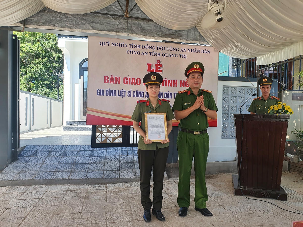 Công an tỉnh Quảng Trị tổ chức bàn giao nhà tình nghĩa cho thân nhân gia đình liệt sĩ Công an Nhân dân Trương Văn Thắng.