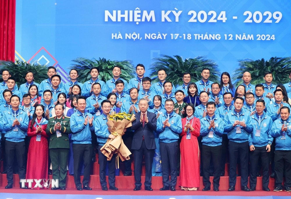 Tổng Bí thư Tô Lâm tặng hoa chúc mừng Ủy ban Trung ương Hội Liên hiệp Thanh niên Việt Nam khóa 9, nhiệm kỳ 2024-2029. (Ảnh: Thống Nhất/TTXVN) TTXVN_1812 Tong Bi thu thanh nien 13.jpg