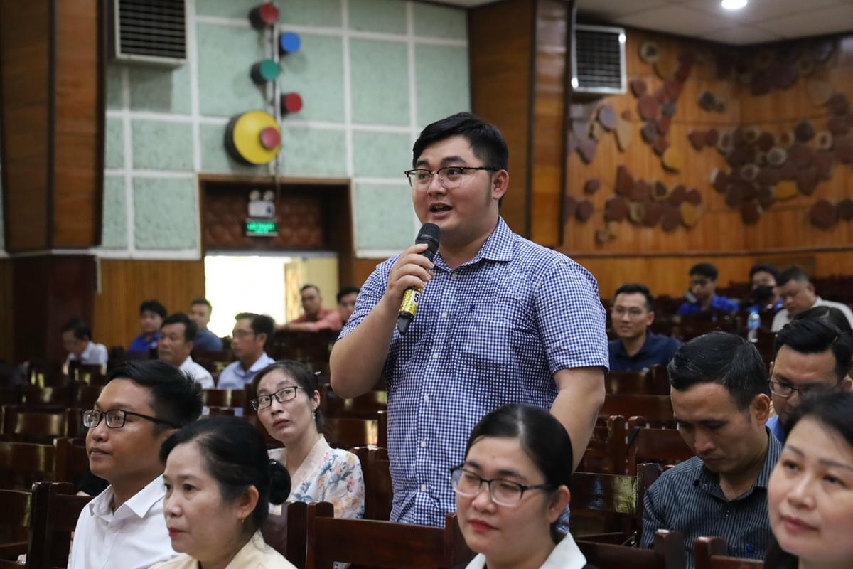 Đại biểu trao đổi tại hội nghị