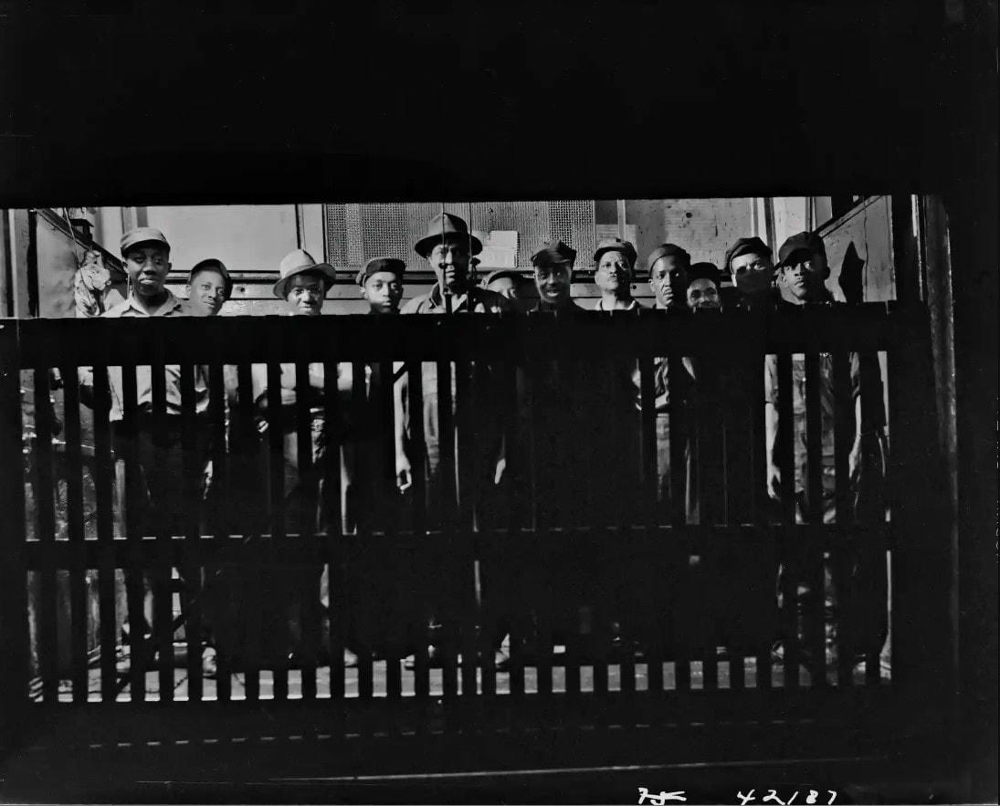 Các nhà sản xuất dầu đi lên bằng thang máy vận chuyển hàng hóa đến các trạm làm việc của họ. Ảnh: The Guardian.