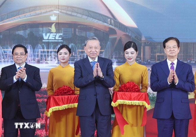 Tổng Bí thư Tô Lâm và Thủ tướng Phạm Minh Chính và các đại biểu khởi công, khánh thành các dự án, công trình trên 34 tỉnh, thành phố trên cả nước. (Ảnh: Thống Nhất/TTXVN) ttxvn-tong-bi-thu-va-thu-tuong-du-le-khanh-thanh-khoi-cong-cac-du-an-7.jpg