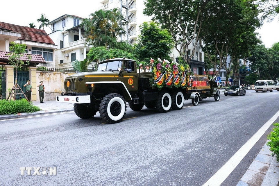 Đoàn xe đưa linh cữu nguyên Chủ tịch nước Trần Đức Lương trên đường phố Hà Nội. (Ảnh: Tuấn Anh/TTXVN)