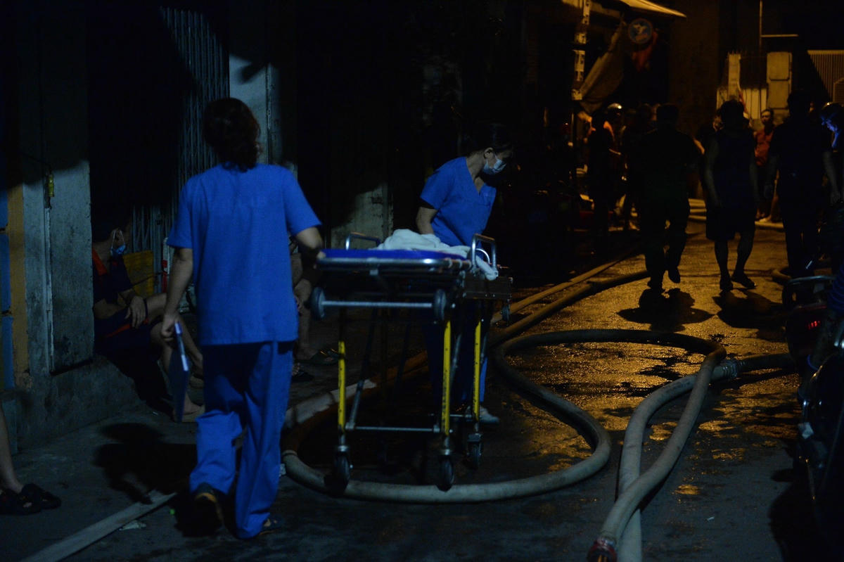 những người bị thương đầu tiên đã được lực lượng y tế dùng cáng đưa ra ngoài, sau đó lên xe đi cấp cứu. 