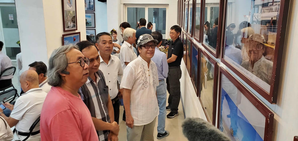 Triển lãm thu hút nhiều lượt người dân đến thăm quan.