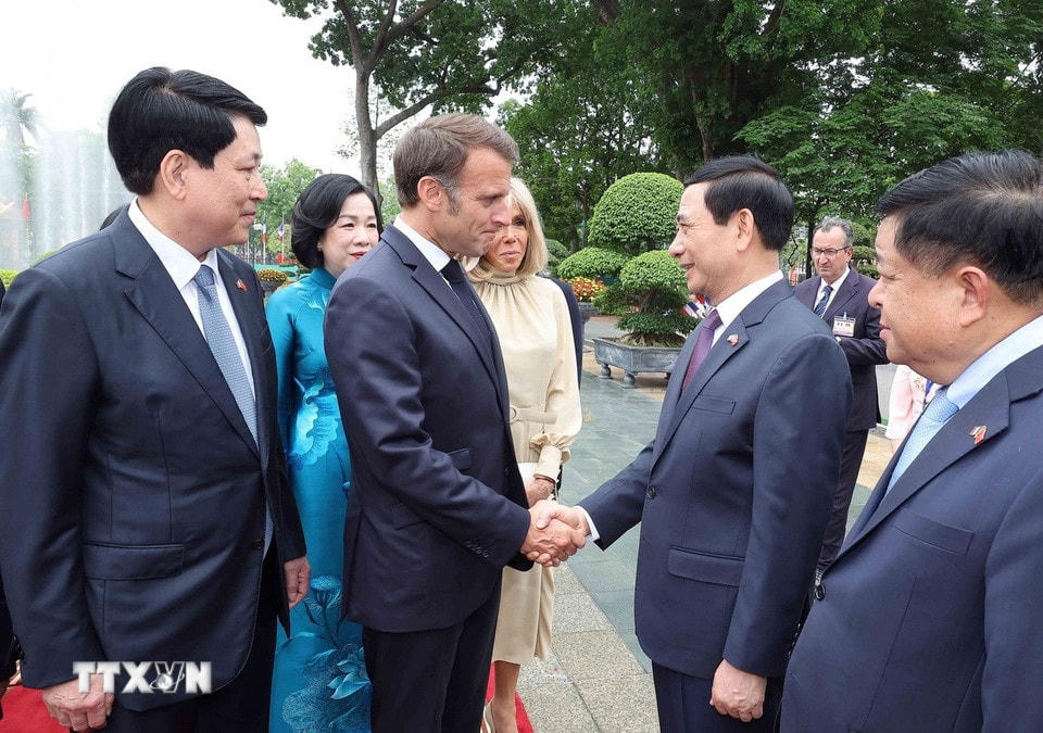 Chủ tịch nước Lương Cường giới thiệu thành viên đoàn Việt Nam với Tổng thống Pháp Emmanuel Macron. (Ảnh: Lâm Khánh/TTXVN)