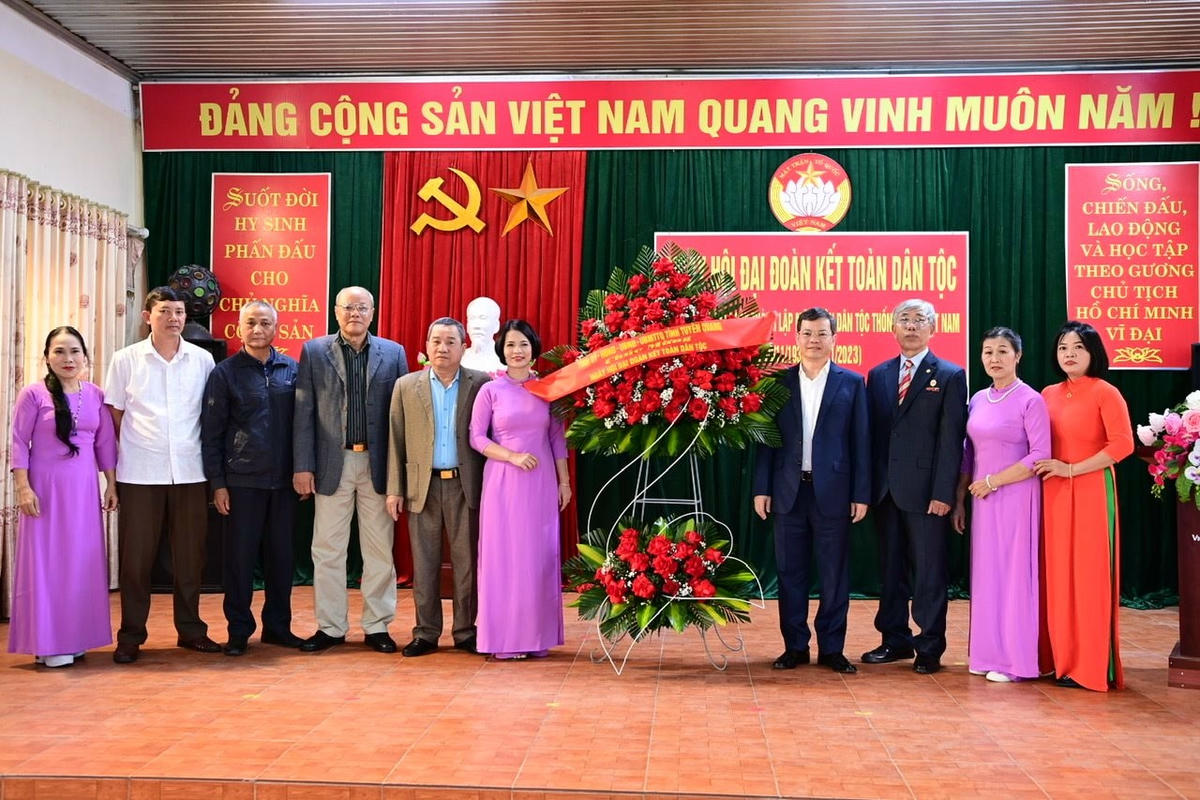 chu-tich-ubnd-tinh-nguyen-van-son-thay-mat-tinh-uy-hdnd-ubnd-tang-lang-hoa-chuc-mung-to-1-nhan-ngay-hoi-dai-doan-ket-toan-dan-2023.jpg