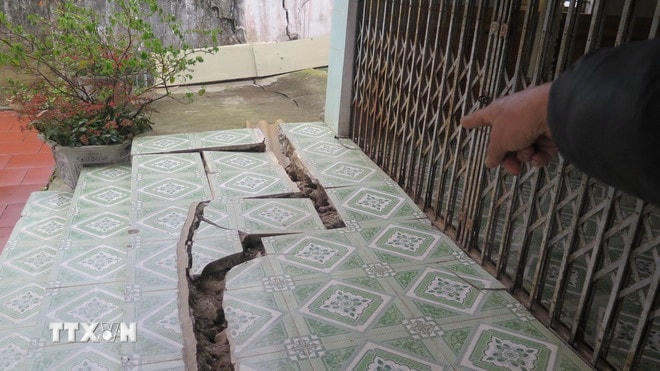 Nhiều hộ dân của khu dân cư tổ 15, phường Pom Hán, thành phố Lào Cai đều trong tình trạng bị nứt nền nhà, sân hè. (Ảnh: Hương Thu/TTXVN) ttxvn-sat-lo-dat-lao-cai-3.jpg