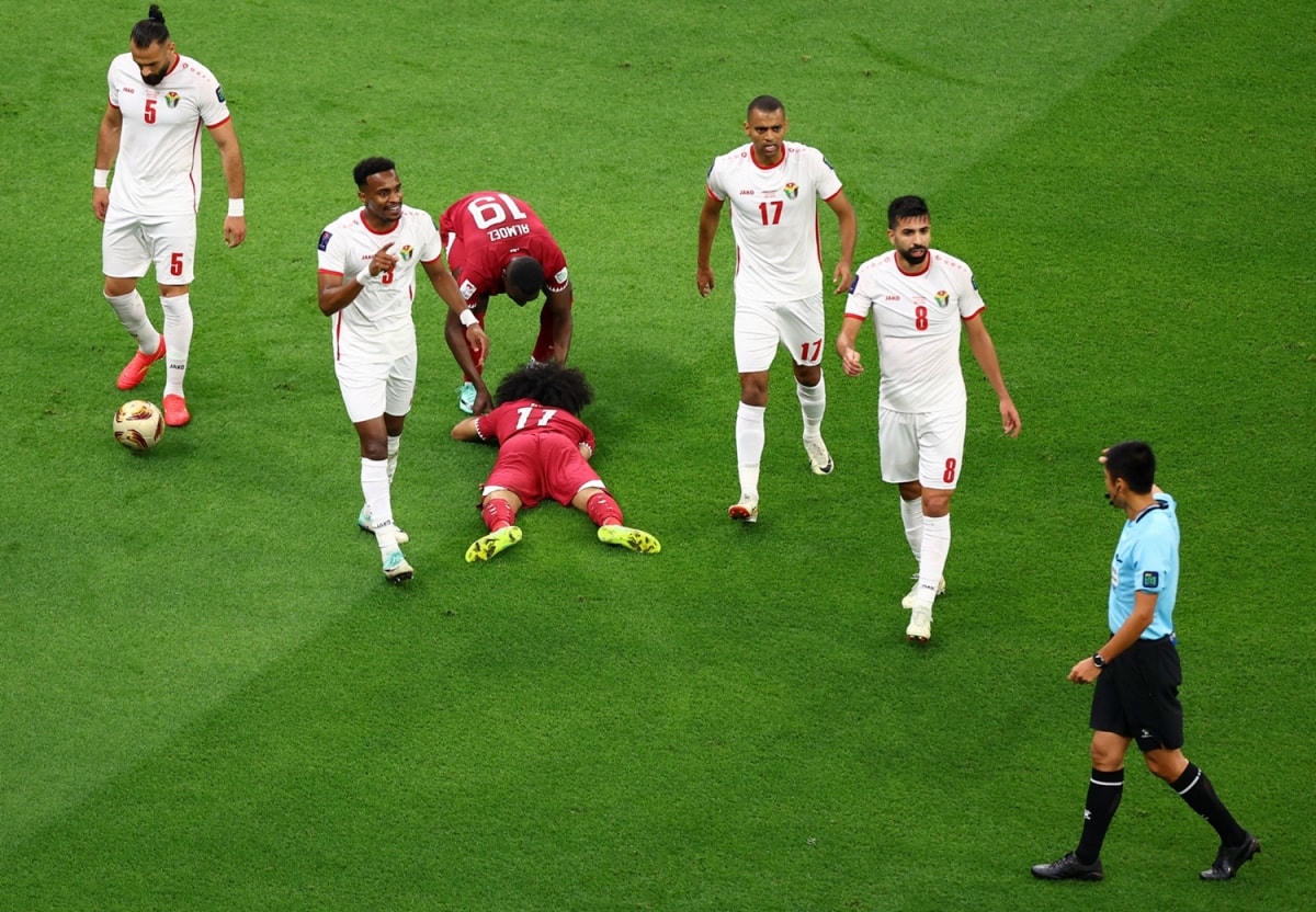 akram afif lap hat-trick kho tin truoc jordan, qatar vo dich asian cup 2023 hinh anh 17