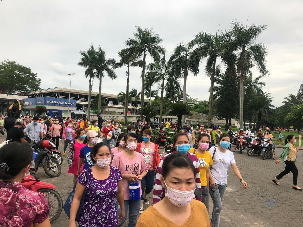 Công việc và thu nhập của người lao động bị ảnh hưởng do đơn hàng xuất khẩu sụt giảm. 